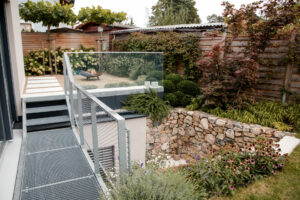 Ein Metallgeländer in einem gepflegten Garten